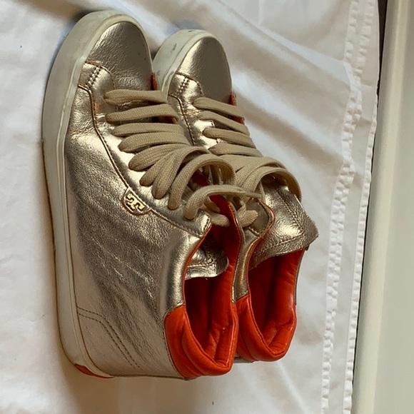 Tory Burch womans 7.5 low tip gold sneaker - Picture 3 of 8